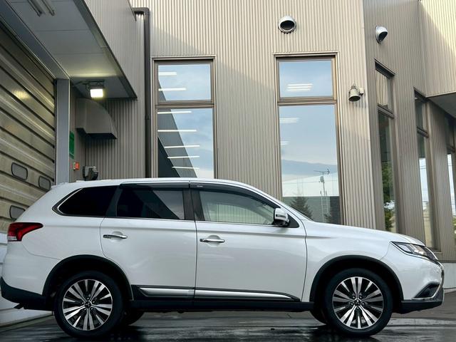 アウトランダー ２４Ｇ　寒冷地仕様車　／　電動リアゲート　／　全周囲カメラ　／　純正アルミホイール　／　クルーズコントロール　／　ステアリングヒーター　／　障害物センサー　／　３列シート　ＥＴＣ（7枚目）