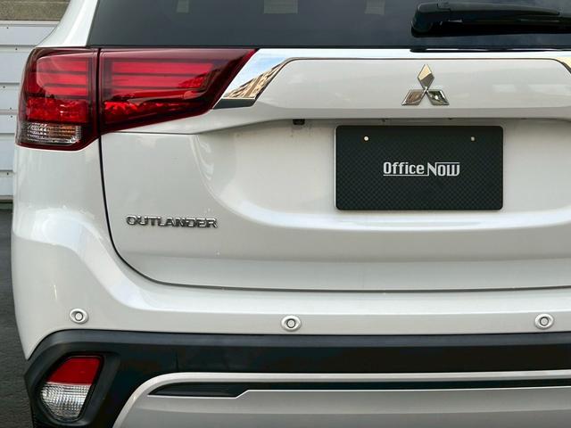 アウトランダー ２４Ｇ　寒冷地仕様車　／　電動リアゲート　／　全周囲カメラ　／　純正アルミホイール　／　クルーズコントロール　／　ステアリングヒーター　／　障害物センサー　／　３列シート　ＥＴＣ（17枚目）