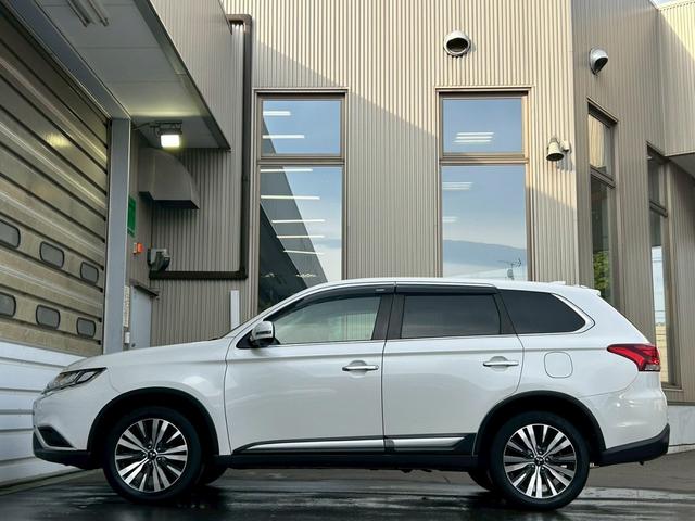 アウトランダー ２４Ｇ　寒冷地仕様車　／　電動リアゲート　／　全周囲カメラ　／　純正アルミホイール　／　クルーズコントロール　／　ステアリングヒーター　／　障害物センサー　／　３列シート　ＥＴＣ（19枚目）