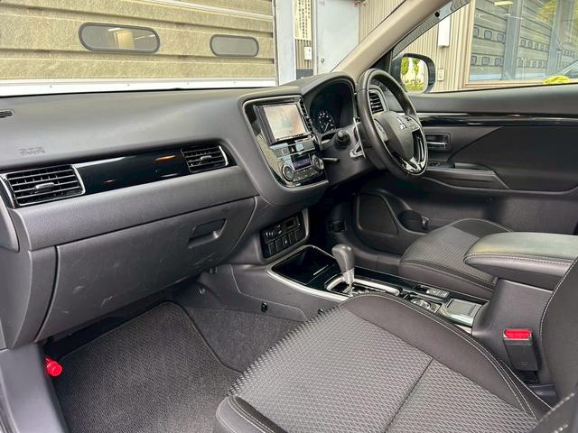 アウトランダー ２４Ｇ　寒冷地仕様車　／　電動リアゲート　／　全周囲カメラ　／　純正アルミホイール　／　クルーズコントロール　／　ステアリングヒーター　／　障害物センサー　／　３列シート　ＥＴＣ（31枚目）