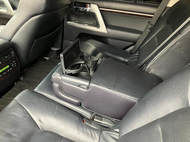 センターアームレスト！ドリンクホルダー！