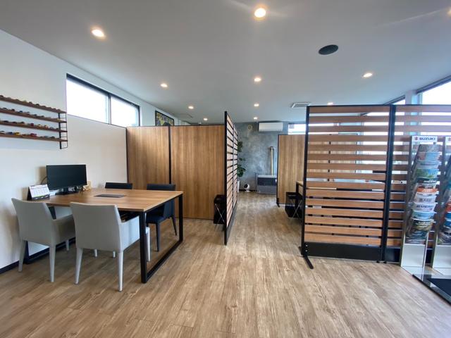 店内の様子です！各テーブル間にパーテーションを用いて、明るく清潔感のある落ち着いた空間を心がけております♪お子様用のドリンク等もご用意しておりますのでお連れの方もお気軽にご来店ください！