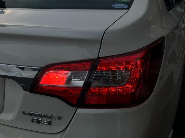 レガシィＢ４ リミテッド　４ＷＤ　サンルーフ　黒革シート　パワーシート　シートヒーター　社外ナビ　地デジＴＶ　Ｂカメラ　ＬＥＤヘッドランプ　アイサイトＶｅｒ３　プリクラッシュブレーキ　車線逸脱　全車速追従クルコン　ＥＴＣ（12枚目）