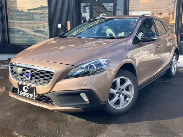 Ｖ４０ クロスカントリー　Ｔ５　ＡＷＤ　ＳＥ　純正ナビ　バックカメラ　ルーフレール　パワーシート　シートヒーター　　アダプティブクルコン　ＨＩＤヘッドランプ　フォグランプ　ＥＴＣ　スマートキー　プッシュスタート（5枚目）