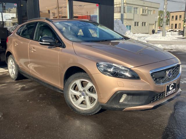 Ｖ４０ クロスカントリー　Ｔ５　ＡＷＤ　ＳＥ　純正ナビ　バックカメラ　ルーフレール　パワーシート　シートヒーター　　アダプティブクルコン　ＨＩＤヘッドランプ　フォグランプ　ＥＴＣ　スマートキー　プッシュスタート（6枚目）