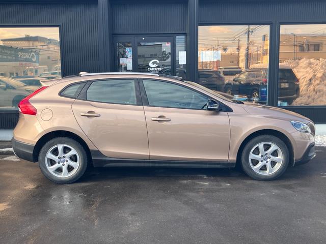 Ｖ４０ クロスカントリー　Ｔ５　ＡＷＤ　ＳＥ　純正ナビ　バックカメラ　ルーフレール　パワーシート　シートヒーター　　アダプティブクルコン　ＨＩＤヘッドランプ　フォグランプ　ＥＴＣ　スマートキー　プッシュスタート（8枚目）