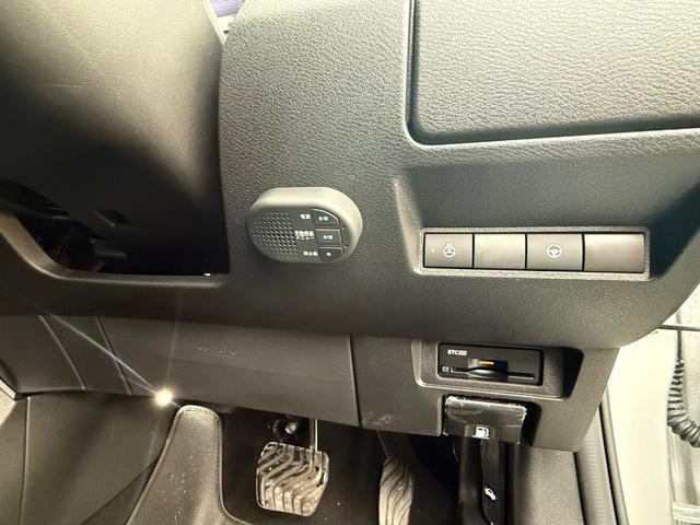 オーラ Ｇ　ＦＯＵＲ　レザーエディション　メーカーオプションニッサンコネクト９インチナビ　ＥＴＣ２．０　ＢＯＳＥサウンドシステム　プロパイロット　アラウンドビュー　寒冷地仕様　ドライブレコーダー　純正アルミ夏タイヤセット積込　ワンオーナー（11枚目）