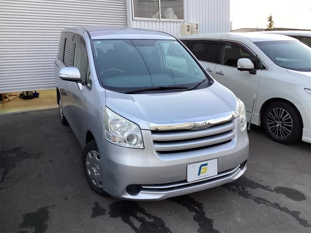 ノア ２．０Ｘ　４ＷＤ　両側スライドドア　３列シート　ＣＶＴ　ＣＤ　カセット　エアコン　パワーウィンドウ（3枚目）