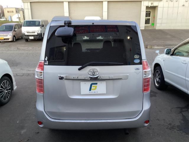 ノア ２．０Ｘ　４ＷＤ　両側スライドドア　３列シート　ＣＶＴ　ＣＤ　カセット　エアコン　パワーウィンドウ（4枚目）