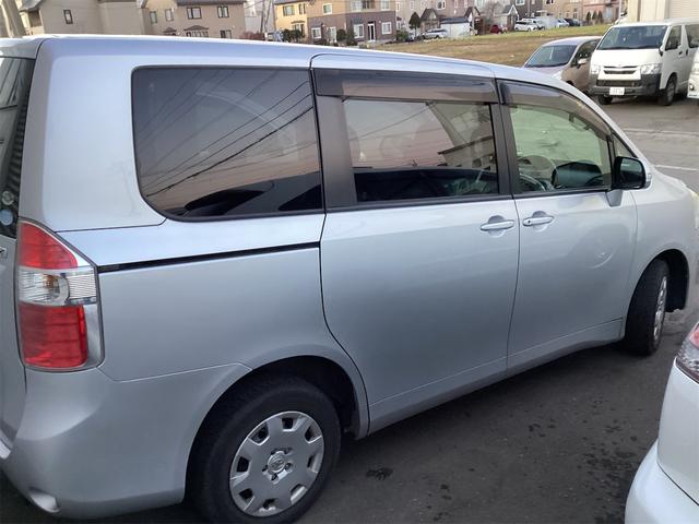 ノア ２．０Ｘ　４ＷＤ　両側スライドドア　３列シート　ＣＶＴ　ＣＤ　カセット　エアコン　パワーウィンドウ（9枚目）