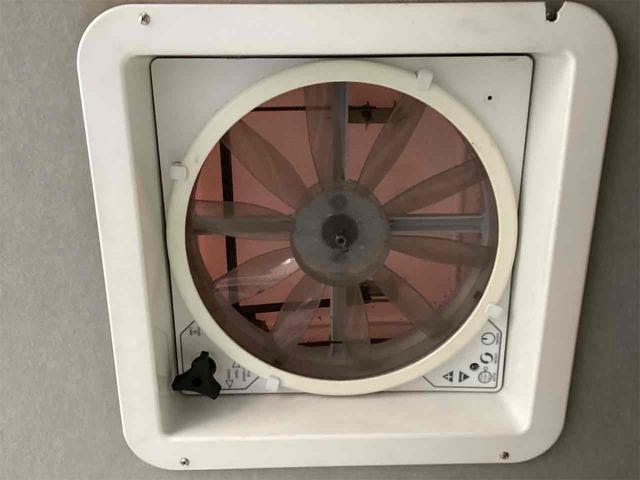 ハイエースワゴン 　ＤＸ　４ＷＤ　ソーラーパネル　換気扇　べバストヒーター　ベッドキット　ＥＴＣ　１００Ｖ電源　サブバッテリー　テーブル　ＨＤＤオーディオ　網戸（8枚目）