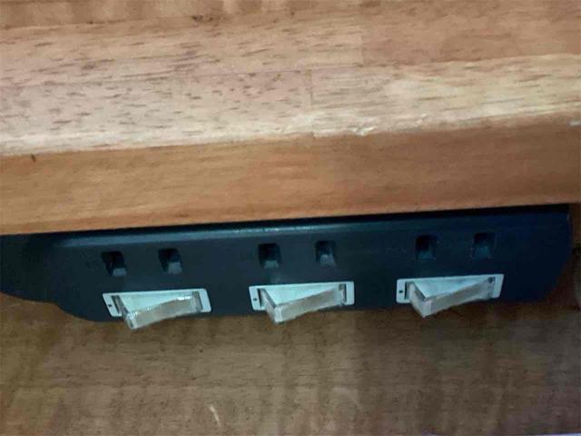 ハイエースワゴン 　ＤＸ　４ＷＤ　ソーラーパネル　換気扇　べバストヒーター　ベッドキット　ＥＴＣ　１００Ｖ電源　サブバッテリー　テーブル　ＨＤＤオーディオ　網戸（11枚目）