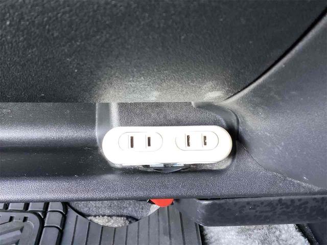 ハイエースワゴン 　ＤＸ　４ＷＤ　ソーラーパネル　換気扇　べバストヒーター　ベッドキット　ＥＴＣ　１００Ｖ電源　サブバッテリー　テーブル　ＨＤＤオーディオ　網戸（13枚目）