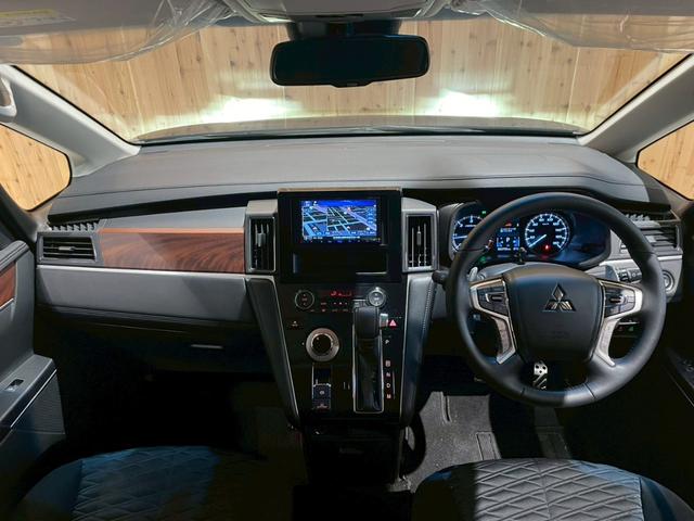デリカＤ：５ Ｐ　４ＷＤ　ＭＤＦベッドキット　ヴァレンティＬＥＤテール　純正カーテン　ＪＡＯＳリアスポイラー　両側パワースライドドア　ＫＥＮＷＯＯＤＳＤナビ　前席シートヒーター　電動リアゲート　Ｄ席パワーシート（3枚目）