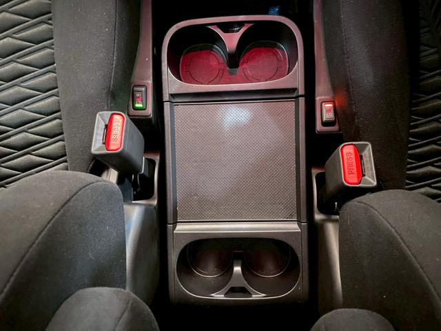 デリカＤ：５ Ｐ　４ＷＤ　ＭＤＦベッドキット　ヴァレンティＬＥＤテール　純正カーテン　ＪＡＯＳリアスポイラー　両側パワースライドドア　ＫＥＮＷＯＯＤＳＤナビ　前席シートヒーター　電動リアゲート　Ｄ席パワーシート（5枚目）