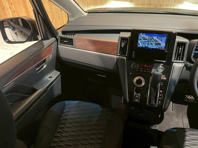 デリカＤ：５ Ｐ　４ＷＤ　ＭＤＦベッドキット　ヴァレンティＬＥＤテール　純正カーテン　ＪＡＯＳリアスポイラー　両側パワースライドドア　ＫＥＮＷＯＯＤＳＤナビ　前席シートヒーター　電動リアゲート　Ｄ席パワーシート（25枚目）