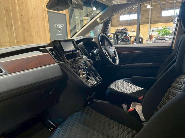 デリカＤ：５ Ｐ　４ＷＤ　ＭＤＦベッドキット　ヴァレンティＬＥＤテール　純正カーテン　ＪＡＯＳリアスポイラー　両側パワースライドドア　ＫＥＮＷＯＯＤＳＤナビ　前席シートヒーター　電動リアゲート　Ｄ席パワーシート（30枚目）