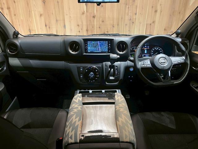 キャラバン グランドプレミアムＧＸ　マイルーム　ベッドキット　レクセル１６インチホイール　オープンカントリー純正７インチＳＤナビ　デジタルインナーミラー　片側パワースライドドア　前席シートヒーター　アラウンドビューモニター（3枚目）