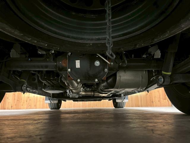 キャラバン グランドプレミアムＧＸ　マイルーム　ベッドキット　レクセル１６インチホイール　オープンカントリー純正７インチＳＤナビ　デジタルインナーミラー　片側パワースライドドア　前席シートヒーター　アラウンドビューモニター（19枚目）