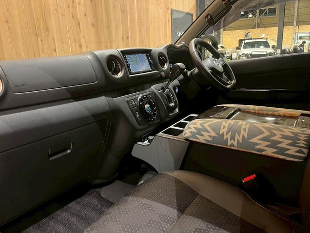 キャラバン グランドプレミアムＧＸ　マイルーム　ベッドキット　レクセル１６インチホイール　オープンカントリー純正７インチＳＤナビ　デジタルインナーミラー　片側パワースライドドア　前席シートヒーター　アラウンドビューモニター（26枚目）