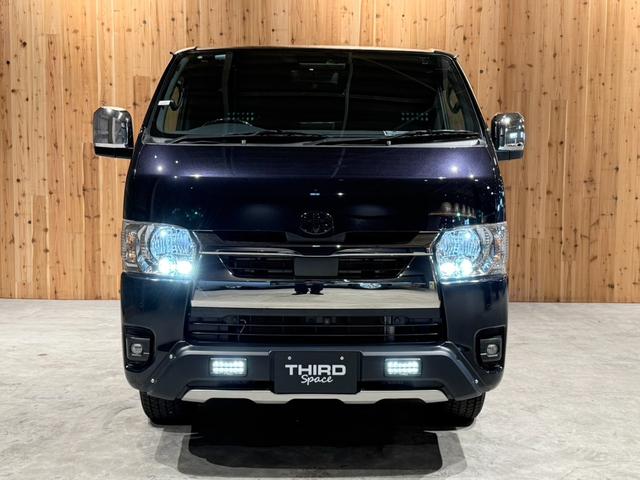 ハイエースバン スーパーGL ダークプライムII 1インチリフトアップ オーバーフェンダー TRDフロントバンパーガーニッシュ ベッドキット スライドトレイ レカロシート 10インチフローティングSDナビ アラウンドビューモニター 両側Pスライドドア(2枚目)