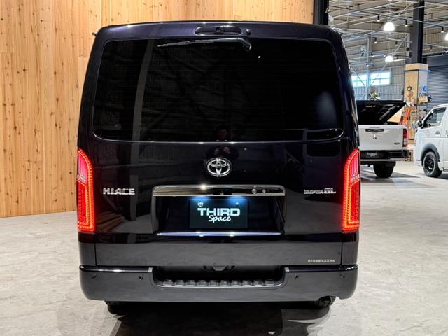 ハイエースバン スーパーGL ダークプライムII 1インチリフトアップ オーバーフェンダー TRDフロントバンパーガーニッシュ ベッドキット スライドトレイ レカロシート 10インチフローティングSDナビ アラウンドビューモニター 両側Pスライドドア(4枚目)