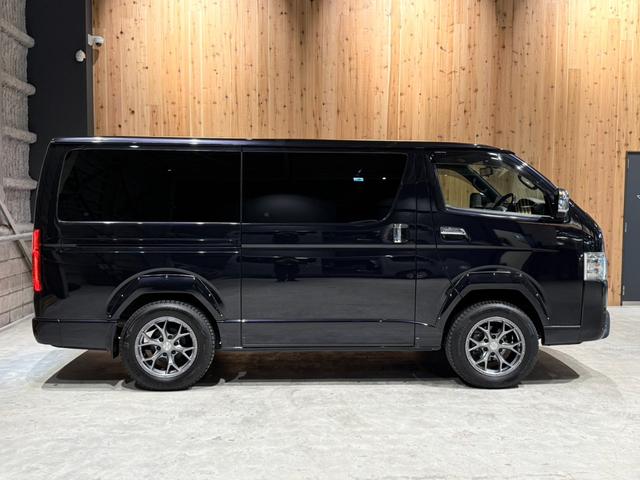 ハイエースバン スーパーGL ダークプライムII 1インチリフトアップ オーバーフェンダー TRDフロントバンパーガーニッシュ ベッドキット スライドトレイ レカロシート 10インチフローティングSDナビ アラウンドビューモニター 両側Pスライドドア(6枚目)