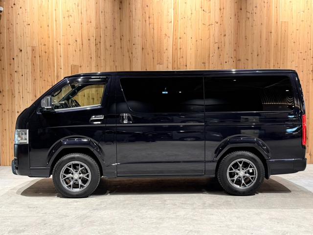 ハイエースバン スーパーGL ダークプライムII 1インチリフトアップ オーバーフェンダー TRDフロントバンパーガーニッシュ ベッドキット スライドトレイ レカロシート 10インチフローティングSDナビ アラウンドビューモニター 両側Pスライドドア(7枚目)