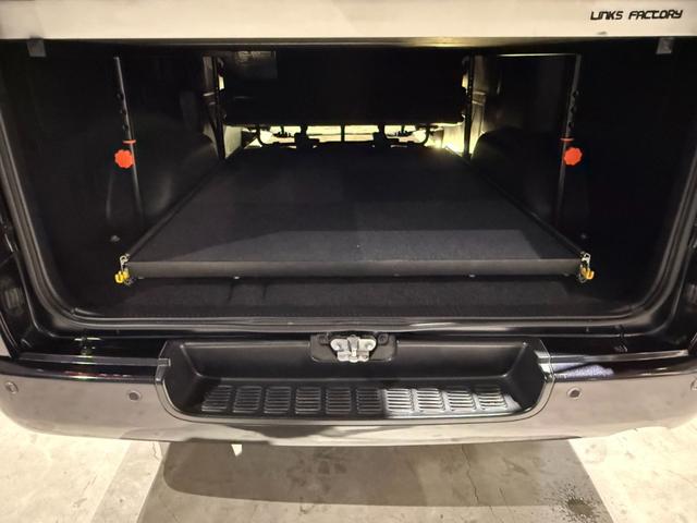 ハイエースバン スーパーGL ダークプライムII 1インチリフトアップ オーバーフェンダー TRDフロントバンパーガーニッシュ ベッドキット スライドトレイ レカロシート 10インチフローティングSDナビ アラウンドビューモニター 両側Pスライドドア(14枚目)