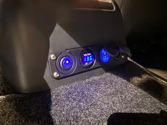 ハイエースバン スーパーGL ダークプライムII 1インチリフトアップ オーバーフェンダー TRDフロントバンパーガーニッシュ ベッドキット スライドトレイ レカロシート 10インチフローティングSDナビ アラウンドビューモニター 両側Pスライドドア(15枚目)