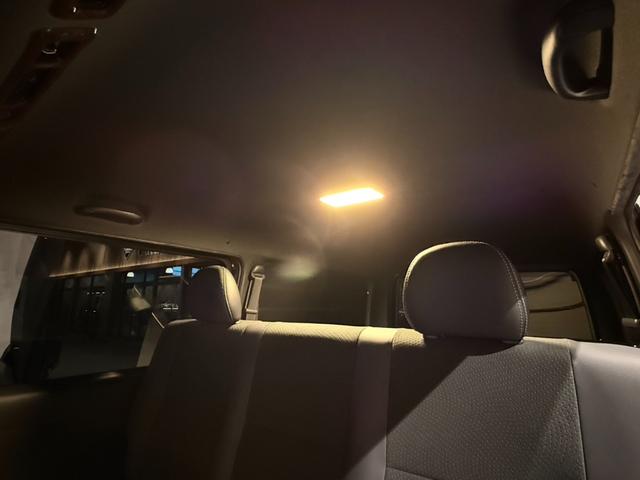 ハイエースバン スーパーGL ダークプライムII 1インチリフトアップ オーバーフェンダー TRDフロントバンパーガーニッシュ ベッドキット スライドトレイ レカロシート 10インチフローティングSDナビ アラウンドビューモニター 両側Pスライドドア(17枚目)