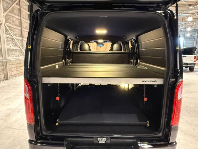 ハイエースバン スーパーGL ダークプライムII 1インチリフトアップ オーバーフェンダー TRDフロントバンパーガーニッシュ ベッドキット スライドトレイ レカロシート 10インチフローティングSDナビ アラウンドビューモニター 両側Pスライドドア(23枚目)