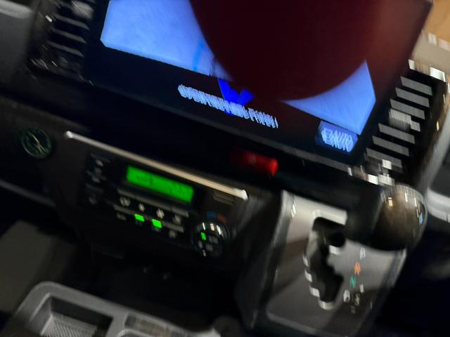 ハイエースバン スーパーGL ダークプライムII 1インチリフトアップ オーバーフェンダー TRDフロントバンパーガーニッシュ ベッドキット スライドトレイ レカロシート 10インチフローティングSDナビ アラウンドビューモニター 両側Pスライドドア(27枚目)