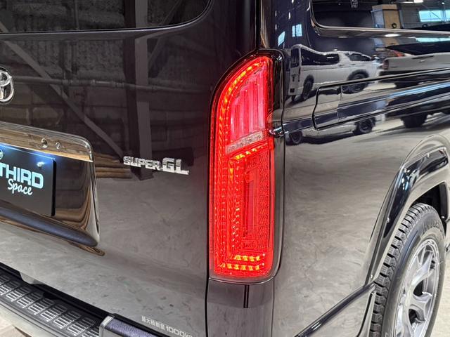 ハイエースバン スーパーGL ダークプライムII 1インチリフトアップ オーバーフェンダー TRDフロントバンパーガーニッシュ ベッドキット スライドトレイ レカロシート 10インチフローティングSDナビ アラウンドビューモニター 両側Pスライドドア(31枚目)