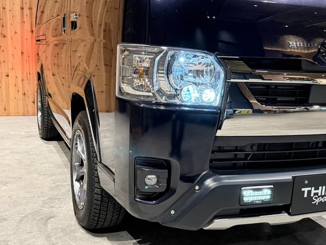 ハイエースバン スーパーGL ダークプライムII 1インチリフトアップ オーバーフェンダー TRDフロントバンパーガーニッシュ ベッドキット スライドトレイ レカロシート 10インチフローティングSDナビ アラウンドビューモニター 両側Pスライドドア(32枚目)