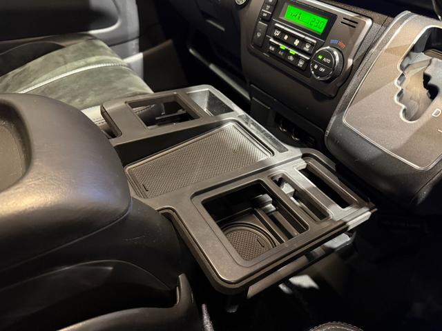 ハイエースバン スーパーGL ダークプライムII 1インチリフトアップ オーバーフェンダー TRDフロントバンパーガーニッシュ ベッドキット スライドトレイ レカロシート 10インチフローティングSDナビ アラウンドビューモニター 両側Pスライドドア(33枚目)