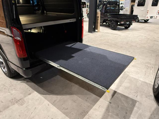 ハイエースバン スーパーGL ダークプライムII 1インチリフトアップ オーバーフェンダー TRDフロントバンパーガーニッシュ ベッドキット スライドトレイ レカロシート 10インチフローティングSDナビ アラウンドビューモニター 両側Pスライドドア(36枚目)