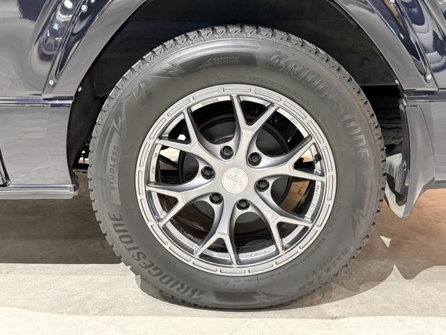 ハイエースバン スーパーGL ダークプライムII 1インチリフトアップ オーバーフェンダー TRDフロントバンパーガーニッシュ ベッドキット スライドトレイ レカロシート 10インチフローティングSDナビ アラウンドビューモニター 両側Pスライドドア(40枚目)