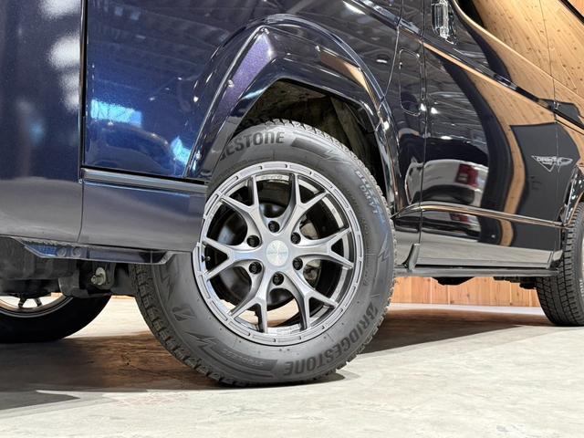 ハイエースバン スーパーGL ダークプライムII 1インチリフトアップ オーバーフェンダー TRDフロントバンパーガーニッシュ ベッドキット スライドトレイ レカロシート 10インチフローティングSDナビ アラウンドビューモニター 両側Pスライドドア(45枚目)