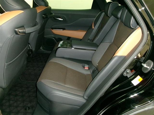 クラウンクロスオーバー ＲＳアドバンスド　衝突回避　寒冷地　オートクルーズコントロール　横滑り防止　パワーシート　レザーシート　ＬＥＤ　アルミホイール　ＡＣ１００Ｖ　スマートキー　ＡＢＳ　フルオートエアコン　イモビライザー　ＥＴＣ　キーレス（8枚目）