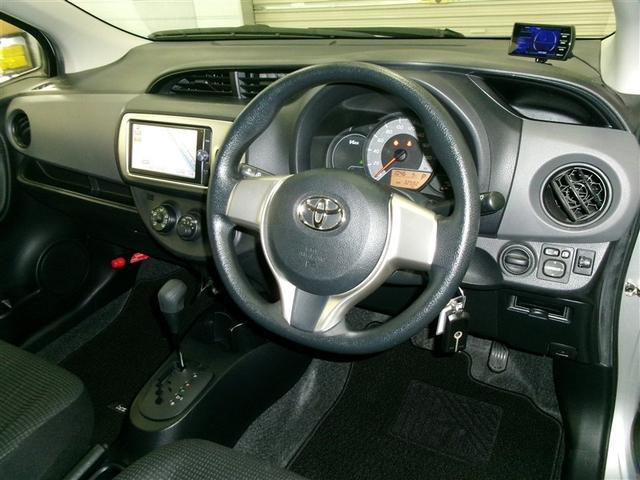 ヴィッツ F アルミ PW ESC PS キーレスエントリー 切替式4WD 記録簿 DVD フルセグテレビ ABS Bカメラ エアコン 寒冷地 Wエアバッグ メモリーナビゲーション ナビTV エアバッグ(4枚目)