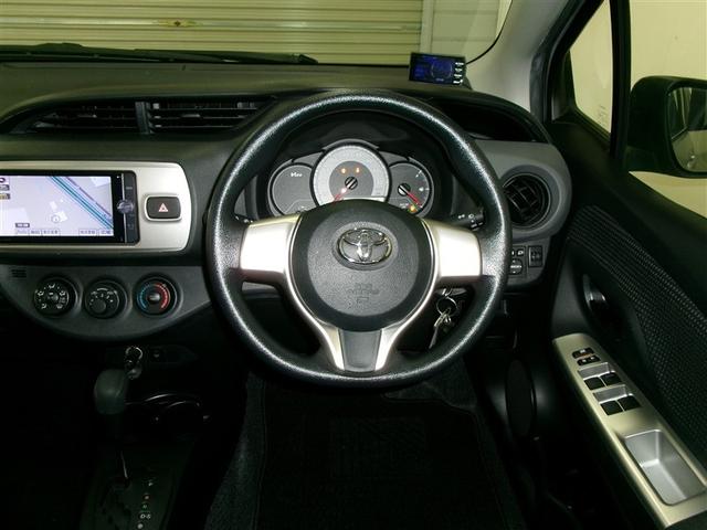 ヴィッツ F アルミ PW ESC PS キーレスエントリー 切替式4WD 記録簿 DVD フルセグテレビ ABS Bカメラ エアコン 寒冷地 Wエアバッグ メモリーナビゲーション ナビTV エアバッグ(5枚目)