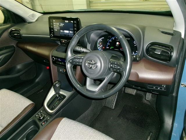 ヤリスクロス ハイブリッドZ クルーズC 横滑防止装置 リアカメラ LEDライト 盗難防止装置 電動シート AW キーレス 寒冷地仕様 スマートキー ABS 半革シート 4WD ミュージックプレイヤー接続可 エアバッグ エアコン(4枚目)