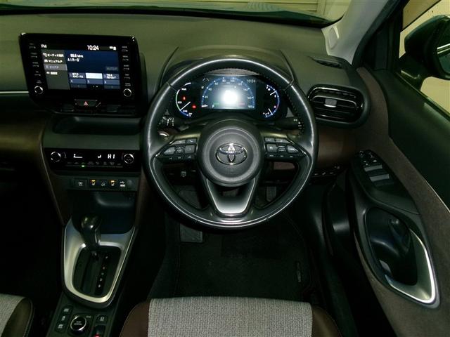 ヤリスクロス ハイブリッドZ クルーズC 横滑防止装置 リアカメラ LEDライト 盗難防止装置 電動シート AW キーレス 寒冷地仕様 スマートキー ABS 半革シート 4WD ミュージックプレイヤー接続可 エアバッグ エアコン(5枚目)