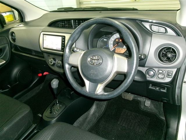 ヴィッツ Ｆ　アルミ　イモビライザー　衝突被害軽減ブレーキ　ＰＷ　ＥＳＣ　スマートキー　ＰＳ　キーレスエントリー　切替式４ＷＤ　記録簿　ＤＶＤ　フルセグテレビ　ＡＢＳ　Ｂカメラ　エアコン　寒冷地　Ｗエアバッグ（4枚目）