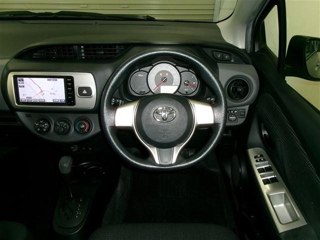 ヴィッツ Ｆ　アルミ　イモビライザー　衝突被害軽減ブレーキ　ＰＷ　ＥＳＣ　スマートキー　ＰＳ　キーレスエントリー　切替式４ＷＤ　記録簿　ＤＶＤ　フルセグテレビ　ＡＢＳ　Ｂカメラ　エアコン　寒冷地　Ｗエアバッグ（5枚目）