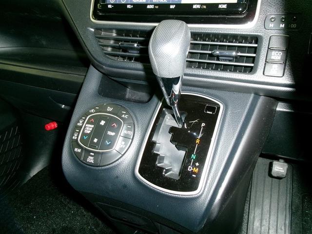 ノア Ｘ　ＡＵＸ　メンテナンスノート　地デジＴＶ　リアオートエアコン　パワーステアリング　助手席エアバック　オートクルーズコントロール　横滑り防止装置　キーレスエントリー　ナビ＆ＴＶ　オートエアコン　４ＷＤ（6枚目）