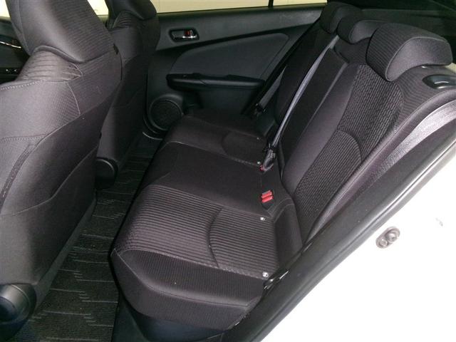 プリウス Ｓ　ＬＥＤライト　スマートエントリー　Ｒカメラ　ＡＵＸ　エアバッグ　オートクルーズ　キーレスエントリー　横滑り防止　オートエアコン　パワーウィンドウ　寒冷地仕様　ＤＶＤ再生可能　４ＷＤ　ＡＢＳ　メモリナビ（8枚目）