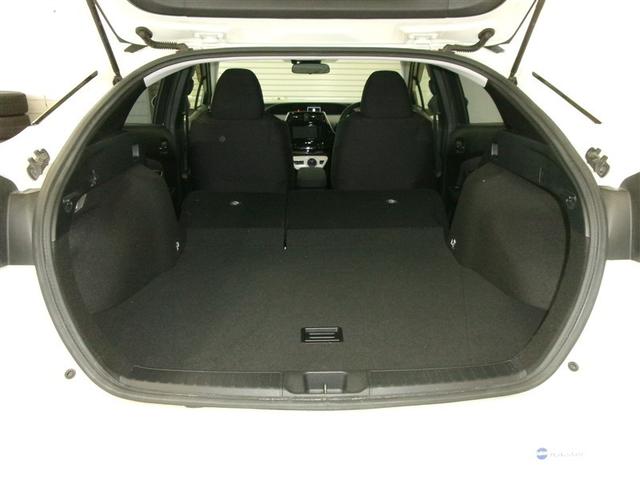 プリウス Ｓ　ＬＥＤライト　スマートエントリー　Ｒカメラ　ＡＵＸ　エアバッグ　オートクルーズ　キーレスエントリー　横滑り防止　オートエアコン　パワーウィンドウ　寒冷地仕様　ＤＶＤ再生可能　４ＷＤ　ＡＢＳ　メモリナビ（9枚目）