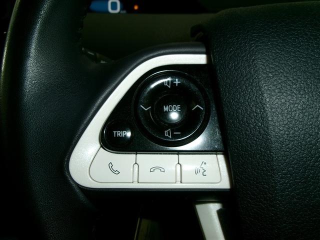 プリウス Ｓ　ＬＥＤライト　スマートエントリー　Ｒカメラ　ＡＵＸ　エアバッグ　オートクルーズ　キーレスエントリー　横滑り防止　オートエアコン　パワーウィンドウ　寒冷地仕様　ＤＶＤ再生可能　４ＷＤ　ＡＢＳ　メモリナビ（15枚目）